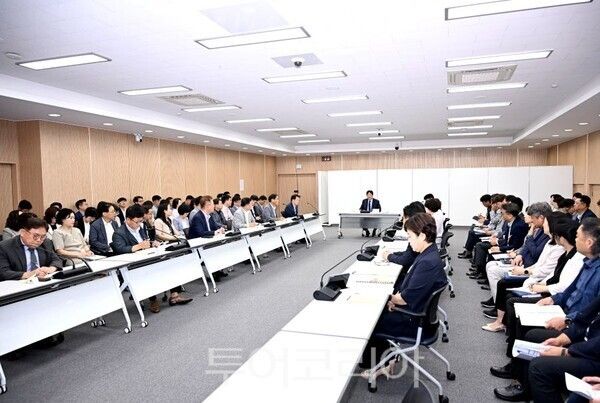 손배찬 파주시장이 업무보고를 주재하고 있다/투어코리아뉴스 김경남 기자