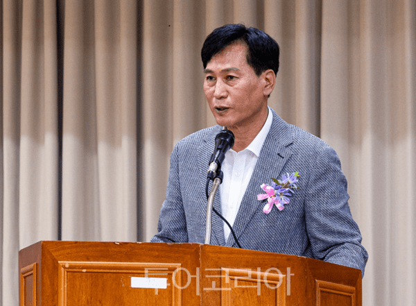 검단구문화예술인회가 지난 8일 당하동 행정복지센터 대강당에서 개최한 창립총회에서 김진규 검단구청장이 인사말을 하고 있다.