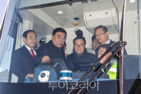 2023년 11월 14일&nbsp;울산항역에서 열린 '수소전기트램 실증 운행 시승행사'에서 김두겸 당시 울산시장이 지역 유력 인사들과 함께 트램 내부를 둘러보고 있다./사진-울산시DB