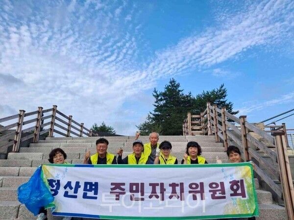 베개용암 출렁다리 환경정화 활동펼치는 청산면 주민자치위원회/투어코리아뉴스 정명달 기자