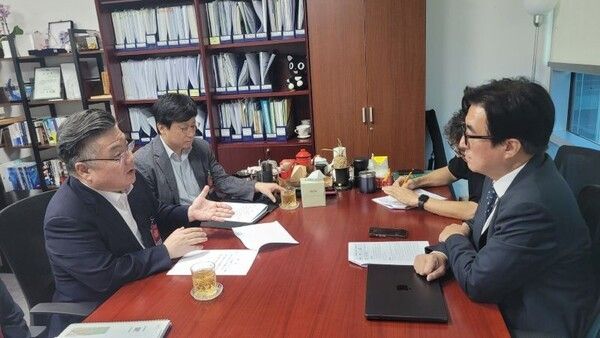 박원석 고양시제1부시장이 김성회 국회의원에게 국회 차원의 협력을 요청하고 있다/투어코리아뉴스 김경남 기자