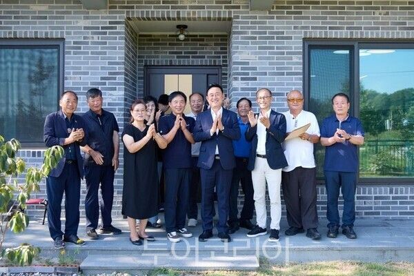 이충우 여주시장이 독립유공자 가정을 찾아 국가유공자 명패를 부착하고 함께 기념 촬영을 하고 있다/투어코리아뉴스 정명달 기자 사진=여주시