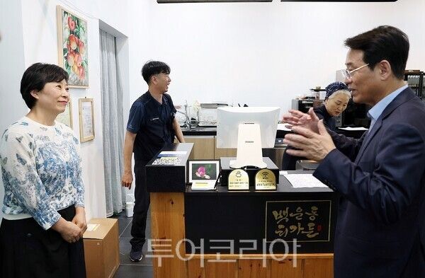 강진원 강진군수가 백운동 전시관 티가든 개장 현장을 찾아 시설을 둘러보고 운영 관계자들을 격려하며 성공적인 운영을 당부하고 있다./사진=강진군