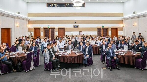 2026 용인 반도체 기업네트워크·투자설명회’에서 이상일 시장이 참석자들과 기념사진을 찍고 있다/투어코리아뉴스 정명달 기자 사진=용인시