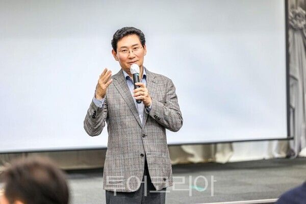 2026 용인 반도체 기업네트워크·투자설명회’에서 용인시 투자환경에 대해 설명하고 있다/투어코리아뉴스 정명달 기자 사진=용인시