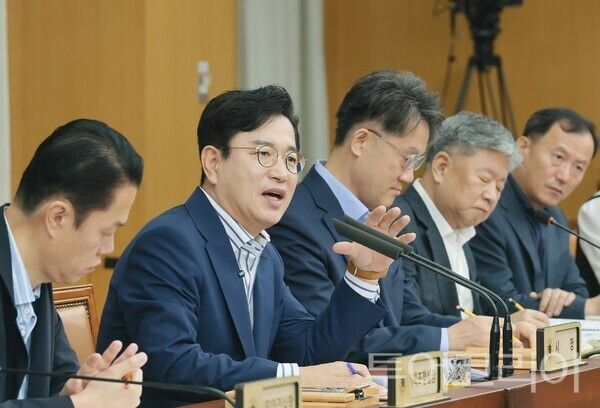 ▲허태정(왼쪽 두 번째) 대전시장이 11일 열린 8월 확대간부회의에서 “사업 실현 가능성이 낮거나 효과가 부족한 사업은 과감하게 정리하거나 중장기 사업으로 조정하더라도 시민 생활에 꼭 필요한 사업은 절대 포기하지 않겠다”고 강조하고 있다. /사진-대전시