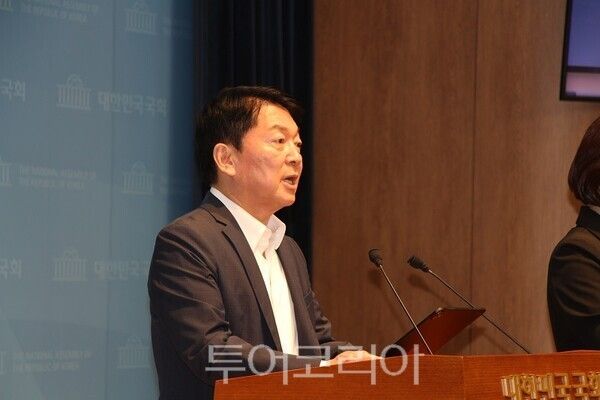 안철수 의원이 12일 오전 국회 소통관에서 기자회견을 열고 당 조직강화특별위원회(조강특위) 가동에 맞춰 차기 총선 승리를 위한 강력한 당내 인적 쇄신과 체질 개선을 당 지도부에 촉구하고 있다.&nbsp;2026.08.12. / 투어코리아 이창호 기자