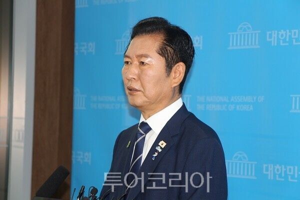 정청래 민주당 당대표 후보가 12일 오전 국회 소통관에서 기자회견을 마치고 취재진의 질문에 답하고 있다.