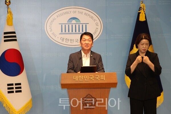 안철수 의원이 12일 오전 국회 소통관에서 기자회견을 열고 당 조직강화특별위원회(조강특위) 가동에 맞춰 차기 총선 승리를 위한 강력한 당내 인적 쇄신과 체질 개선을 당 지도부에 촉구하고 있다.&nbsp;2026.08.12. / 투어코리아 이창호 기자