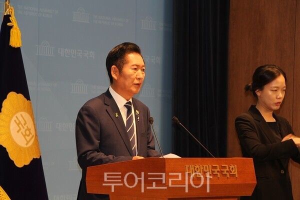 정청래 민주당 당대표 후보가 12일 오전 국회 소통관에서 기자회견을 열고 민주당의 개혁 정체성을 재건하고 국정을 강력하게 뒷받침하겠다는 의지를 밝하고 있다. 2026.08.12. / 투어코리아 이창호 기자