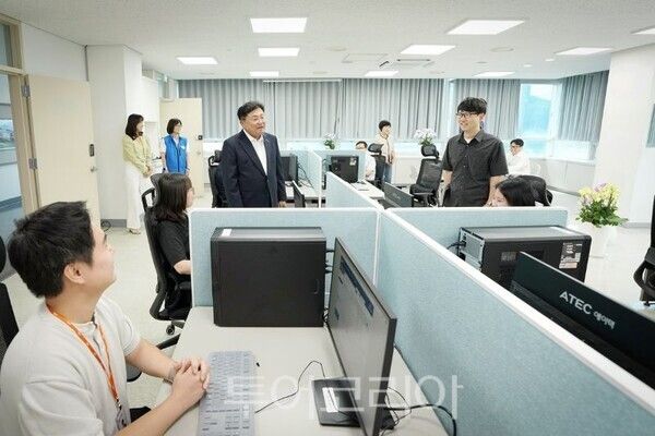 시청 내 개방형 공용 업무공간인 ‘스마트 워크 스페이스’를 방문해 직원들과 소통하고 있는 박관열 시장/투어코리아뉴스 정명달 기자 사진=광주시