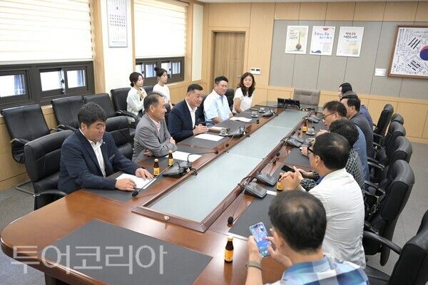▲14일 공주시프레스협회-공주기부푸드트럭협동조합 ‘독거노인 지원 선풍기 기탁식' (공주시청 상황실에서 최원철 시장과의 간담회 모습). /사진-공주시프레스협회