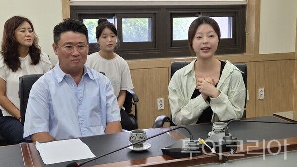 ▲간담회를 통해 최원철 공주시장에게 ‘청년 참여’ 의견을 전달하고 있는 송선남(왼쪽) 공주기부푸드트럭협동조합장과 조합원인 박진솔(오른쪽) 씨 모습. /사진- 공주시프레스협회
