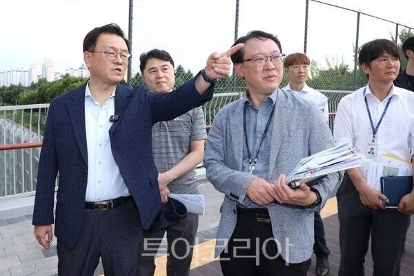 풍동2지구 도시개발사업 현장찾은 민경선 고양시장(왼쪽)/투어코리아뉴스 김경남 기자