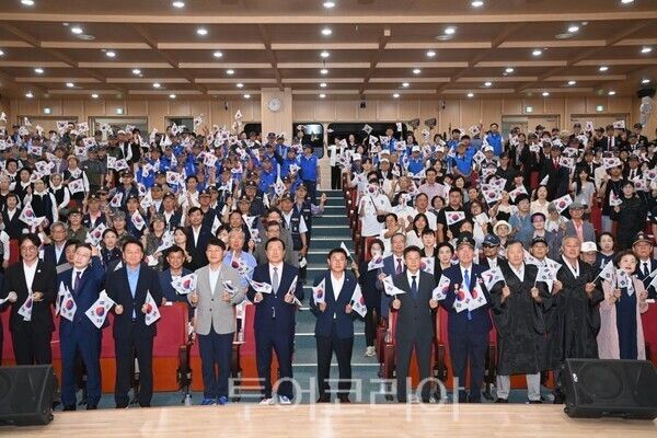 제81주년 광복절 기념식에 참석한 이현재 시장을 비롯하여 독립유공자 유가족, 보훈단체, 시민들이 태극기를 들고 기념사진을 촬영하고 있다/투어코리아뉴스 정명달 기자 사진=하남시