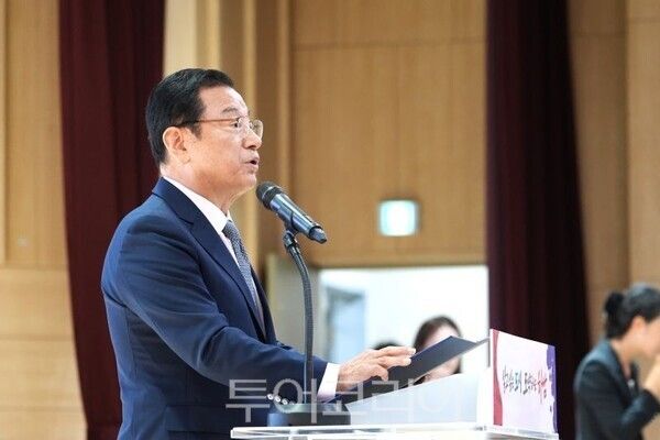 시청 별관 대강당에서 개최된 제81주년 광복절 기념식에서 이현재 시장이 하남 출신 독립유공자와 선열들의 희생에 깊은 경의를 표하고 있다/투어코리아뉴스 정명달 기자 사진=하남시