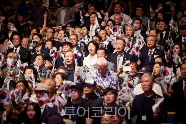 추미애 경기지사가 제81주년 광복절 경축식에 유공자들과 함께 객석에서 태극기를 흔들고 있다/투어코리아뉴스 정명달 기자 사진=경기도