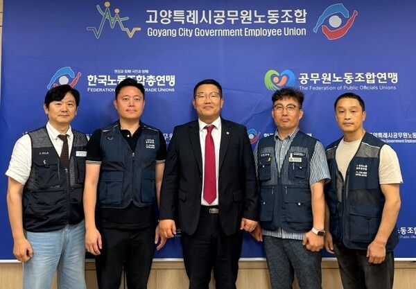 고양시노동조합 이종문 위원장(왼쪽 첫번째)와 원종범 의회운영위원장(가운데), 공공부문 위원장이 함께 기념촬영을 하고 있다/투어코리아뉴스 김경남 기자