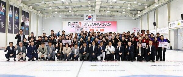 의성군에서 열린 국제컬링대회에 참가한 선수단, 관계자들이 기념촬영을 하고 있다./사진-의성군