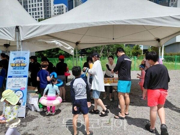 파주 물놀이장 손씻기 캠페인/투어코리아뉴스 김경남 기자