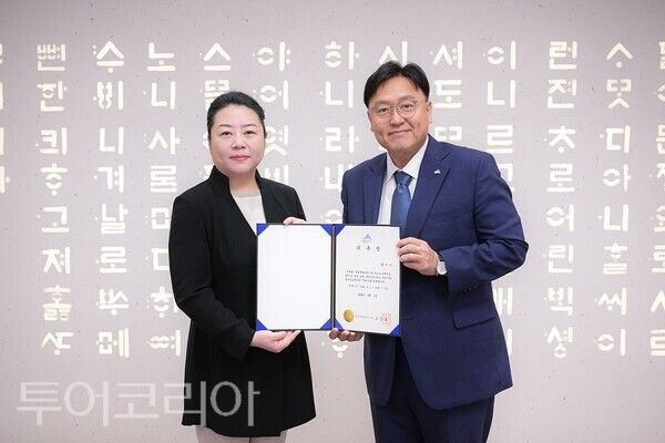 ▲세종시립청소년교향악단 지휘자 위촉(왼쪽부터 황미나 지휘자, 조상호 세종시장). 사진-세종시