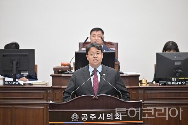 ▲오재원 공주시의회 의원이 5일 열린 제267회 임시회 제3차 본회의에서 ‘학생안전 드롭존’과 관련해 5분 자유발언을 하고 있다. /사진-공주시의회