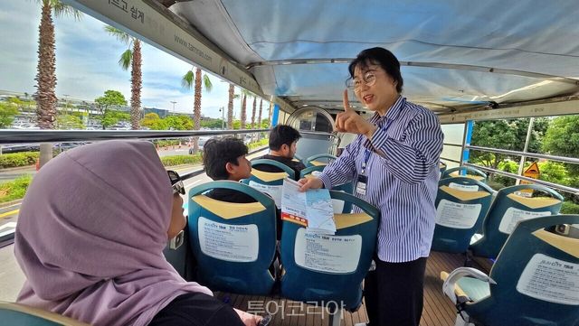 제주시티투어 버스에서 삼촌에 관광객에게 설명해주고 있다. 투어코리아