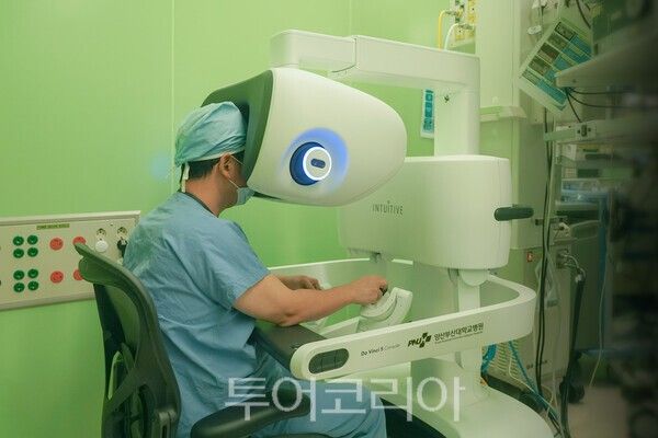 로봇수술센터장 박성우 교수가 다빈치5(dV5)로 로봇 수술을 시행하고 있다./사진-양산부산대병원