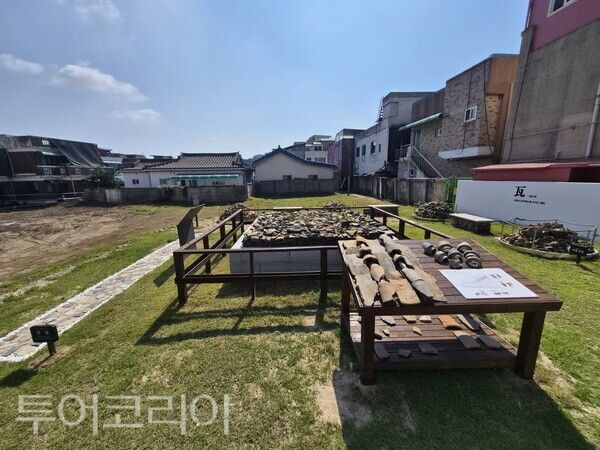 ▲공주시 대통사지 발굴조사 과정에서 출토된 폐기와와 전돌을 활용해 조성된 야외 전시 공간 모습. /사진-공주시