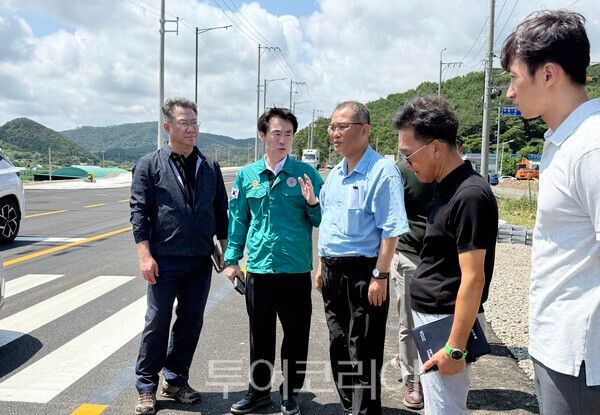 울산광역시의회 산업건설위원회 백현조 위원장이 8월 5일 북구 무룡동 신현교차로~구 강동중학교 도로확장공사 현장을 찾아 경주 방향 2차로 임시 개통에 따른 교통 흐름과 현장 안전관리 현황을 점검했다./사진-울산시의회&nbsp;