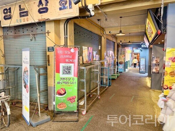 ▲2025년 12월 촬영된 충남 예산군 예산상설시장 내부 모습. 더본코리아와의 협력사업으로 2023년 재개장 이후 전국적인 관심을 받았지만, 일부 점포 공실이 이어지면서 지속 가능한 상권 관리와 민관협력 운영 체계에 대한 과제가 제기되고 있다. /사진-예산군프레스협회