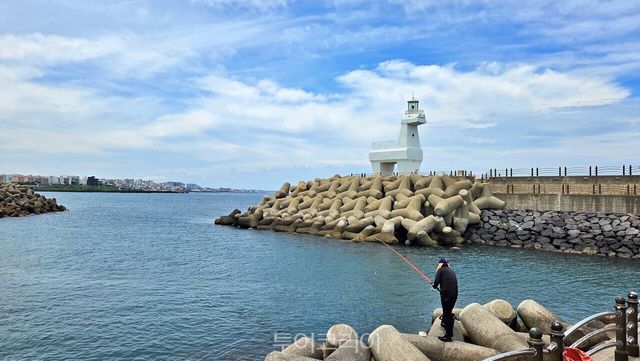 이호테우 목마등대에서 낚시 중인 모습 ⓒ투어코리아