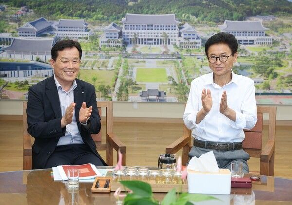 최유철 의성군수와 이철우 도지사가 예산확보 협의를 하고 있다./사진-의성군