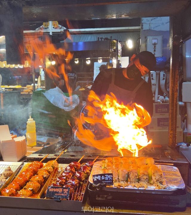 동문야시장에서는 매장 곳곳에서 불쇼를 볼 수 있다. ⓒ투어코리아