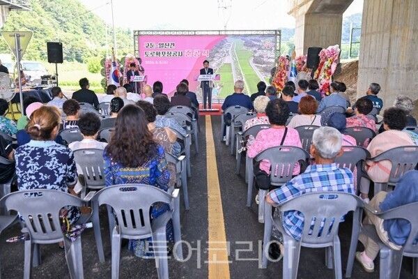 전진선 군수가 구둔~일신간 도로확포장공사' 준공식에서 기념사를 하고 있다/투어코리아뉴스 김경남 기자