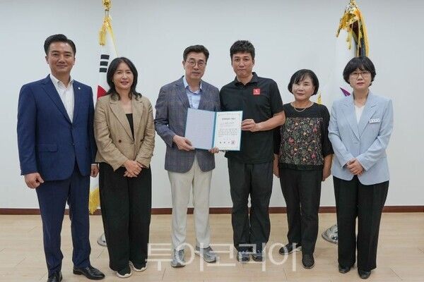 최원용 평택시장이 '고덕택지상가'골목형상점가로 신규 지정하고 지정서를 전달하고 있다/투어코리아뉴스 정명달 기자 사진=평택시