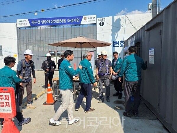 허순 부시장이 공공발주 공사현장을 점검하고 있다/투어코리아뉴스 정명달 기자 사진=동두천시