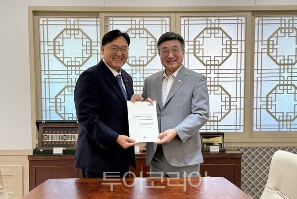 ▲왼쪽부터 조상호 세종시장, 윤호중 행정안전부 장관. /사진-세종시