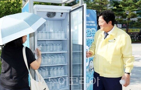 '파주 한모금 쉼터'를 찾은 손배찬 파주시장/투어코리아뉴스 김경남 기자 사진=파주시