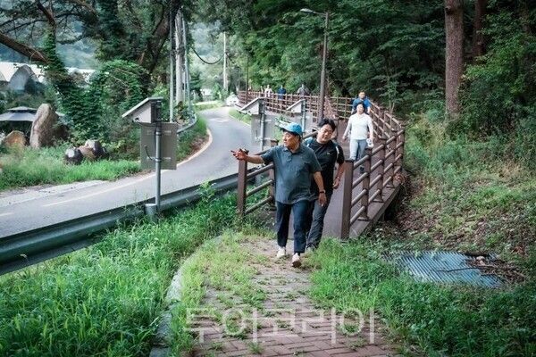남한산성에서 천진암에 이르는 약 28㎞ 구간을 도보로 이동하며 현장을 점검하는 박관열 시장/투어코리아뉴스 정명달 기자 사진=광주시