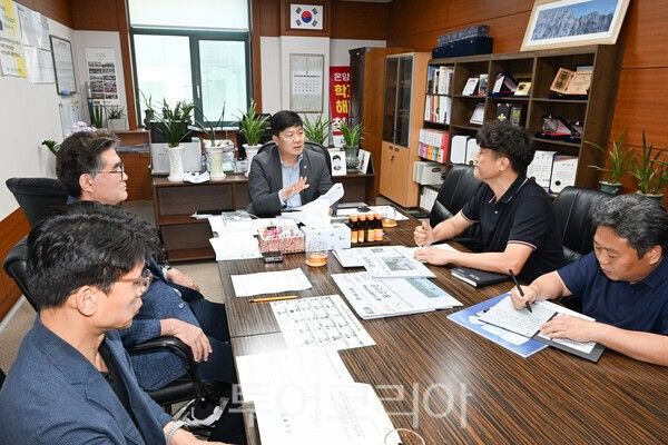 울산광역시의회 공진혁 운영위원장은 7일&nbsp;울주군의회 경제건설위원회 이상걸 위원장과 울산시·울주군 관계부서가 참석한 가운데 간담회를 열고, 옥동 군부대 이전 예정지인 청량읍 양동마을 주민지원사업 추진 현황을 점검하고 향후 협력 방안을 논의했다./사진-울산시의회