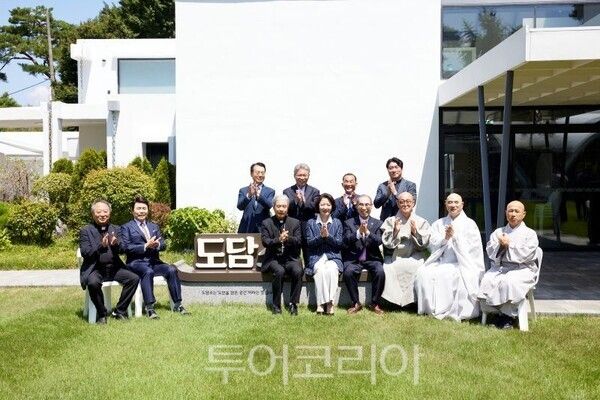 추미애 지사와 3대 종교 지도자/투어코리아뉴스 정명달 기자 사진=경기도