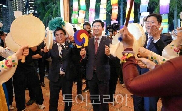 이상일 시장이 부채를 들고 페스티벌에 행진하고 있다/투어코리아뉴스 정명달 기자&nbsp; &nbsp;사진=용인시