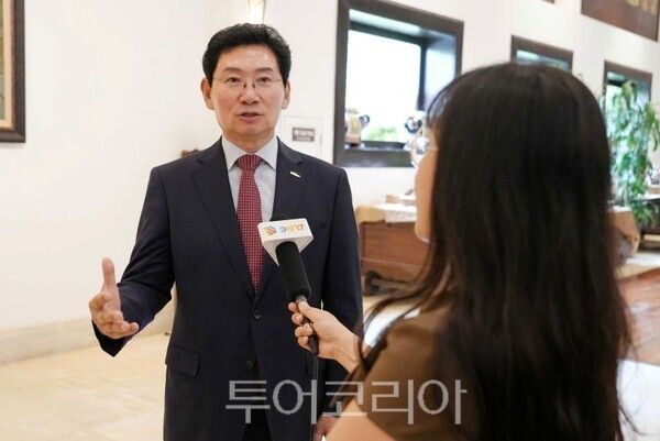 이상일 시장이 베트남 공영방송 VTV와 다낭 공영 언론사 DNRT 등 현지 언론과 인터뷰를 하고 있다/투어코리아뉴스 정명달 기자 사진=용인시