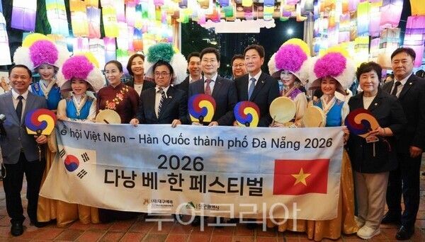 다낭 시 추최 한-베 페스티벌 거리행진 하는 이상일 시장/투어코리아뉴스 정명달 기자&nbsp; &nbsp;사진=용인시