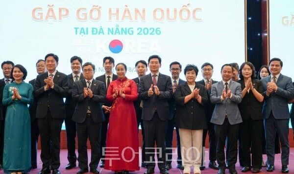 다낭 푸라마 리조트에서 열린 ‘한국과의 만남(Meet Korea in Da Nang)’ 콘퍼런스에 참석한 관계자들과 기념사진을 촬영하고 있는 이상일 시장/투어코리아뉴스 정명달 기자 사진=용인시