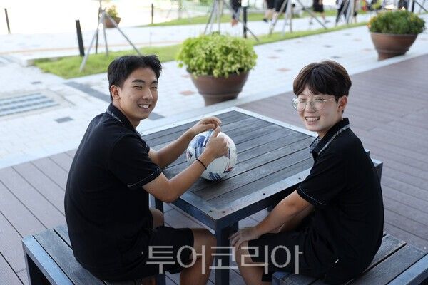 화진중 3학년 강민승 학생(왼쪽)과 2학년 이소찬 학생(오른쪽)./사진-울산교육청