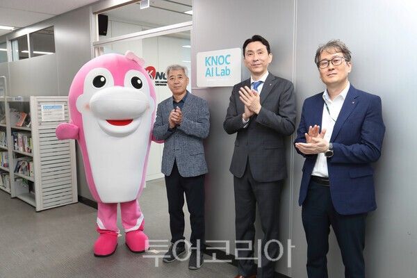 (왼쪽부터)한국석유공사 이현철 상임감사위원, 권세민 공공사업본부장, 한승완 AX혁신처장이 10일 석유공사 본사에서 열린 인공지능(AI) 전용교육관 개관식에 참여해 기념 촬영을 하고 있다./사진-한국석유공사