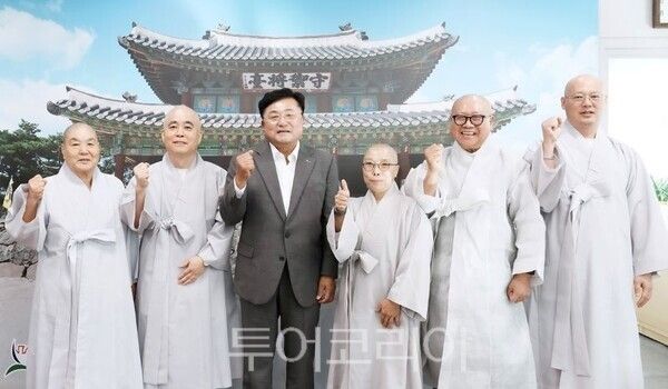 박관열 광주시장과 관내 불교계 인사/투어코리아뉴스 정명달 기자 사진=광주시