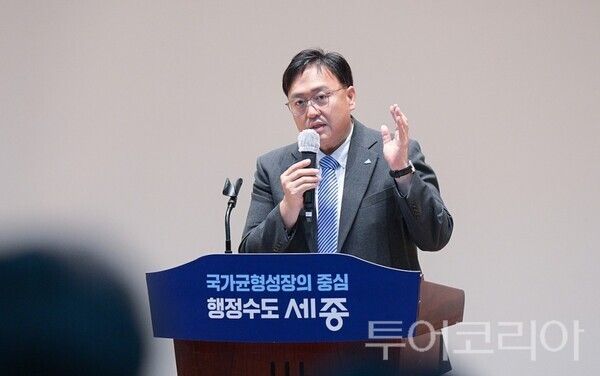 ▲조상호 세종시장이 15일 시청 집현실에서 열린 간부회의에서 “행정·공공기관 이전을 앞두고 기관 규모와 시기에 맞춰 주택이 적기에 공급되도록 철저히 준비해야 한다”고 강조하고 있다. /사진-세종시